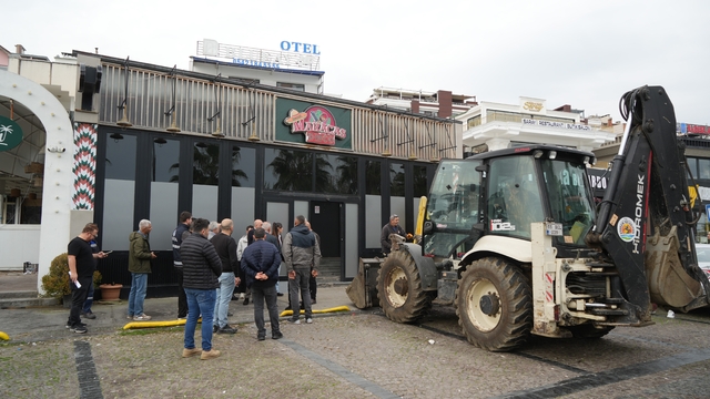 Samsun'da mahkeme kararı sonrası eğlence mekanının yıkımı başladı
Atakum Belediye Başkan Yardımcısı Suat Yıldız:
"Mahkemenin kararını uyguluyoruz"
İşletme sahibi Bekir Keleşoğlu:
"Hukuka değil, adaletsizliğe üzülüyoruz"