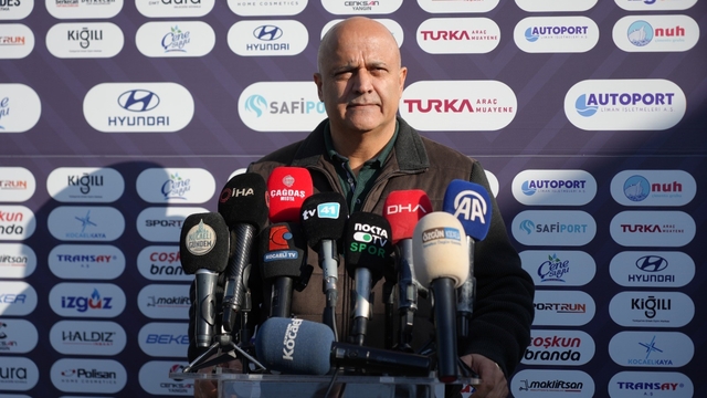 Recep Durul: "Felaket algısına gerek yok"
Kocaelispor Kulüp Başkanı Recep Durul:
"Ulusal lisansta en ufak risk yok"
"Petkovic'in parası ödendi, konu kapandı"
"Vukovic, FİFA'ya şikayet etti ama transfere 2 ay var"
"Futbolcu borçlarının cuma gününe kadar yüzde 90'ını bitirmiş olacağız"