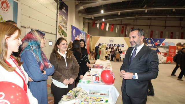 Başkan Şerifoğulları, AileFest'te ailelerle buluştu; genç çiftin nikahını kıydı