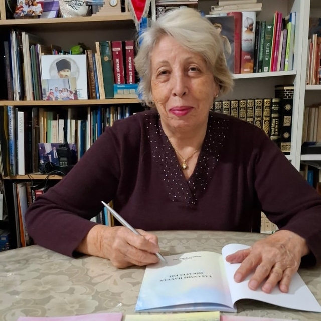 Sadberk öğretmen, 4 kitabını okurlarla buluşturuyor