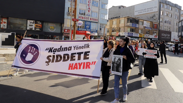 Edirne'de kadınlardan şiddete karşı yürüyüş