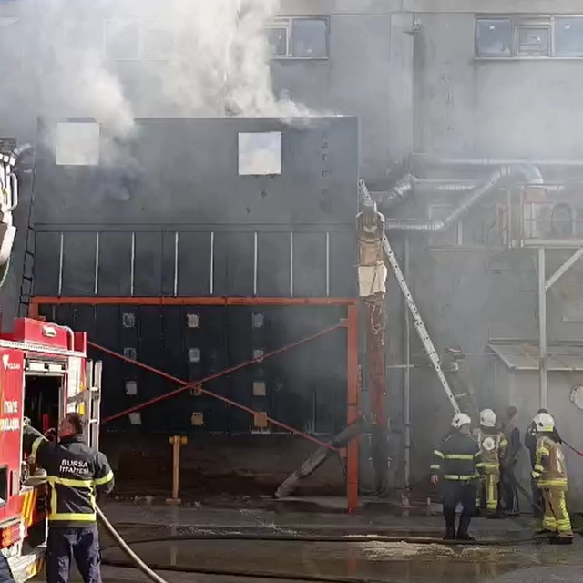 Bursa'da mobilya fabrikasında yangın; 1 işçi yaralı
