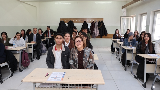 Şahin, bu yılın ilk deneme sınavında öğrencilerle bir araya geldi