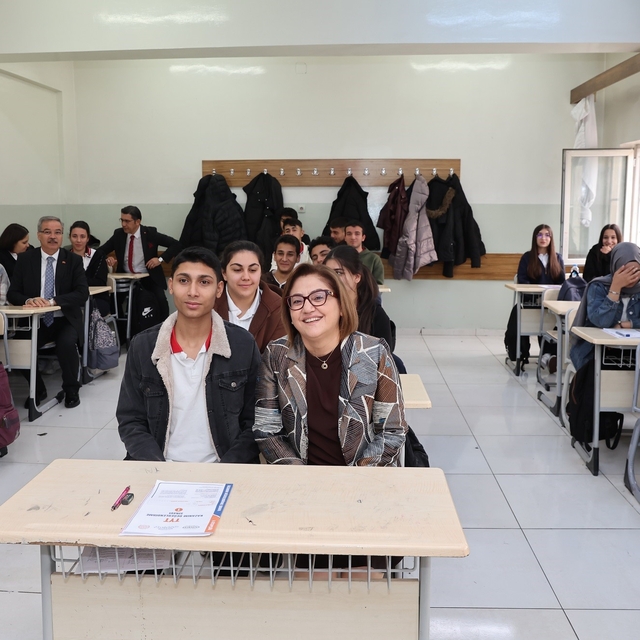 Şahin, bu yılın ilk deneme sınavında öğrencilerle bir araya geldi