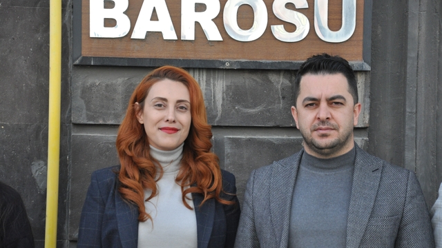 Kars Barosu Kadına Şiddete dikkat çekti
Kars Barosu Kadın Hakları Komisyonu Başkanı Av. Hülya Kesemen, "Biz Kars Barosu Kadın Hakları Komisyonu, bu acının aile içi mesele kılıfıyla geçiştirilmesine özel hayat bahanesiyle sessizlik dayatılmasına karşı duruyoruz"