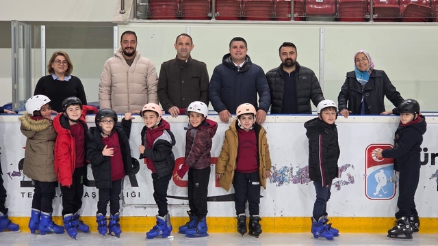 Geleceğin buz hokeycileri ilk adımlarını attı