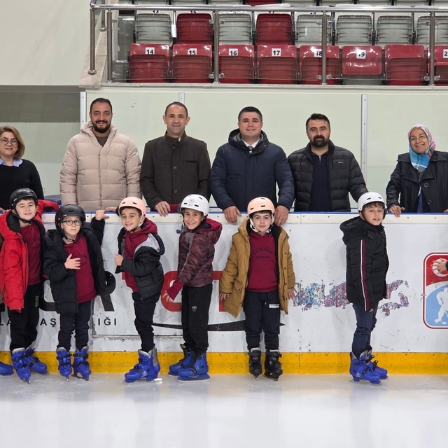 Geleceğin buz hokeycileri ilk adımlarını attı