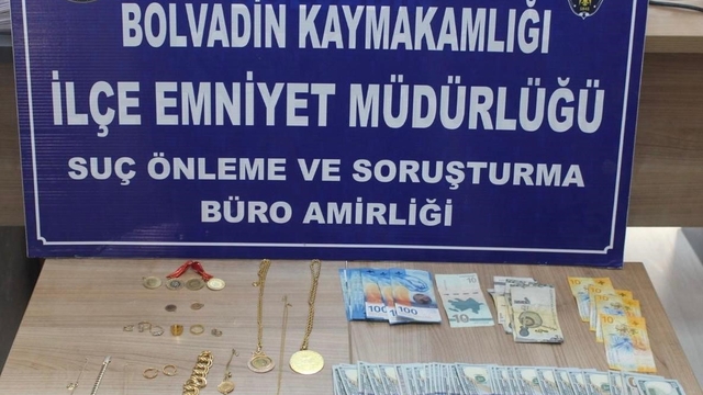 Ticari taksiyle geldikleri ilçede 2 milyon TL'lik dolandırıcılık yaptılar
Dolandırdıkları para ve altınla yolcu otobüsüyle kaçmaya çalışırken polis tarafından yakalandılar