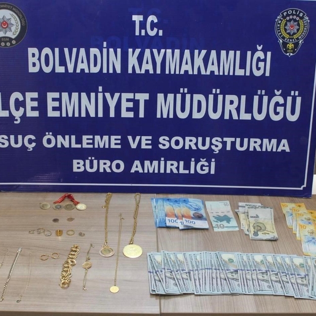 Ticari taksiyle geldikleri ilçede 2 milyon TL'lik dolandırıcılık yaptılar
D...