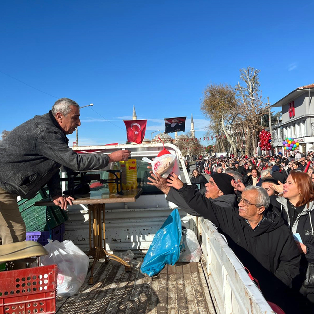 Geçit töreninde dağıtılan hediyeler için kıyasıya yarış