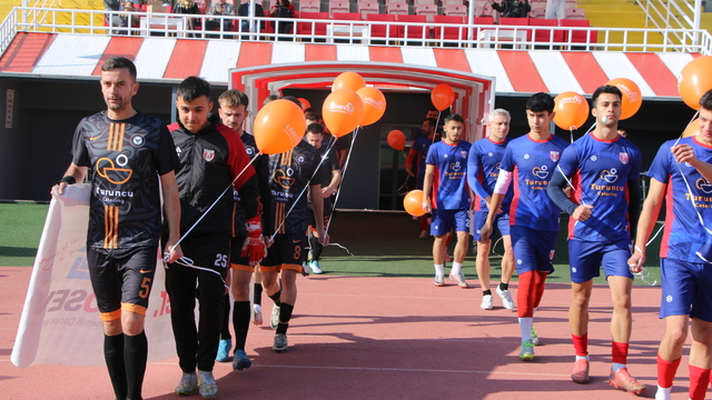 Eskişehir'de lösemili çocuklar yararına futbol maçı oynandı