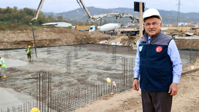 Başkan Güler: "Milli sporcuların yetişeceği bir tesis inşa ediyoruz"
Altınordu-Eskipazar'da atletizm pisti, futbol sahaları yapılması için arazi tahsis eden Ordu Büyükşehir Belediye Başkanı Mehmet Hilmi Güler, yarı olimpik yüzme havuzu ve spor salonu için yeni arazi tahsis etti