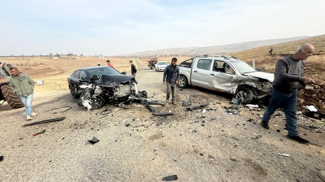Diyarbakır'da iki otomobil kafa kafaya çarpıştı: 2 yaralı