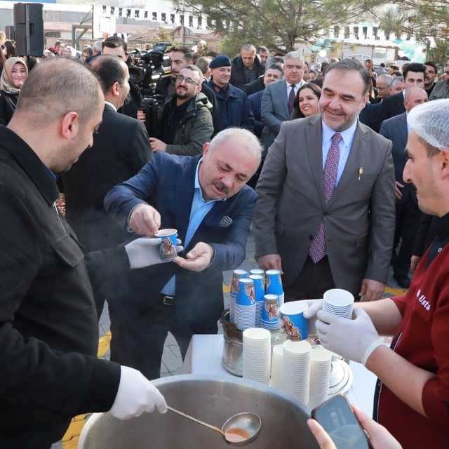 Türkiye'nin dört bir yanından Çankırı'ya gelen vatandaşlar Keloğlan tarhana...