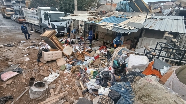 Mersin'de bir evden 10 kamyon çöp çıkarıldı