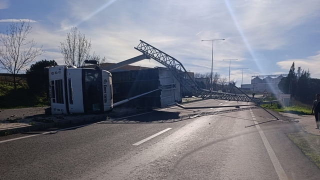 Açılan kamyon damperi kamera ve aydınlatma direklerini yıktı
