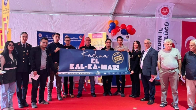 Jandarma, Atatürk Kent Meydanı'ndan vatandaşları bilgilendirdi