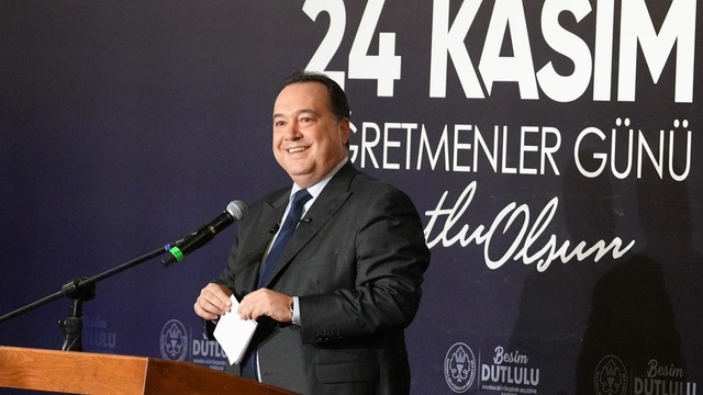 Manisa'da öğretmenlere çifte bayram
Manisa'da tüm öğretmenlere ulaşım desteği sağlanırken, belediye bünyesindeki öğretmenlerin maaşları da 75 bin TL oldu