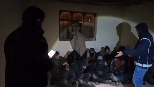 Doğubayazıt'ta göçmen kaçakçılığı operasyonu: 14 düzensiz göçmen yakalandı