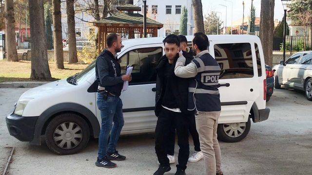 Telefonla aradıkları kadını 2 milyon lira dolandıran şüpheliler, Bilecik'te yakalandı