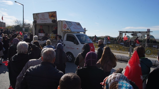 Kurtuluş gününde 'yağ' izdihamı: Ezilme tehlikesi geçirdiler