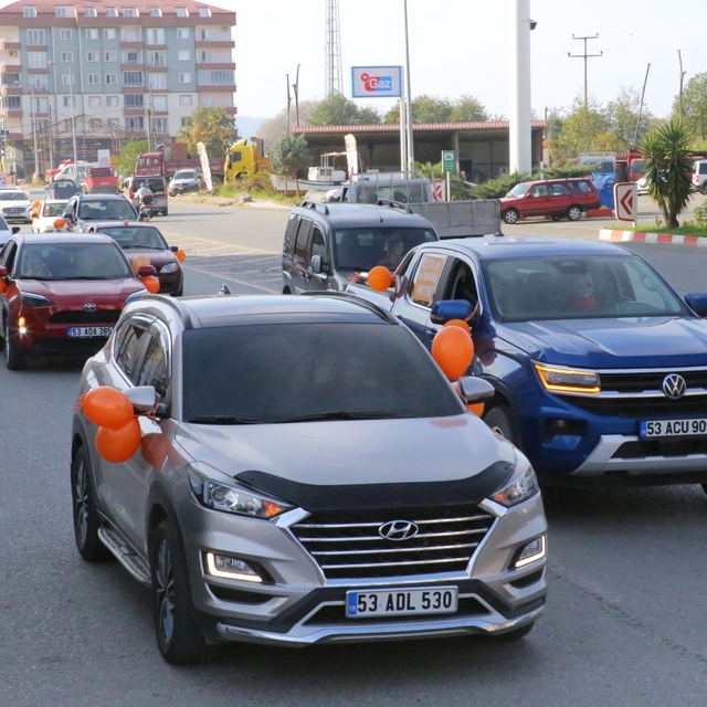 Rize'de 25 Kasım konvoyu; şiddete karşı direksiyon başına geçtiler