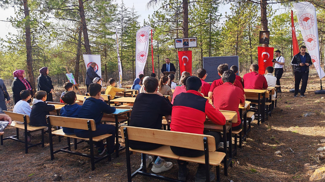 Ankara'da sınıfı bir günlüğüne ormana taşıdılar