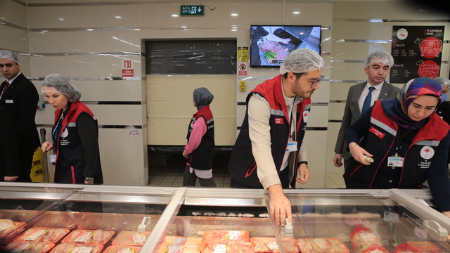 Bolu'da alış veriş merkezinde gıda satışı yapan işletmeler denetlendi