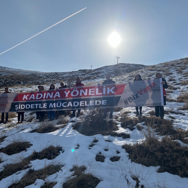 Elazığ'ın 2 bin 347 metrelik Hazarbaba zirvesinden şiddete karşı uyarı mesa...