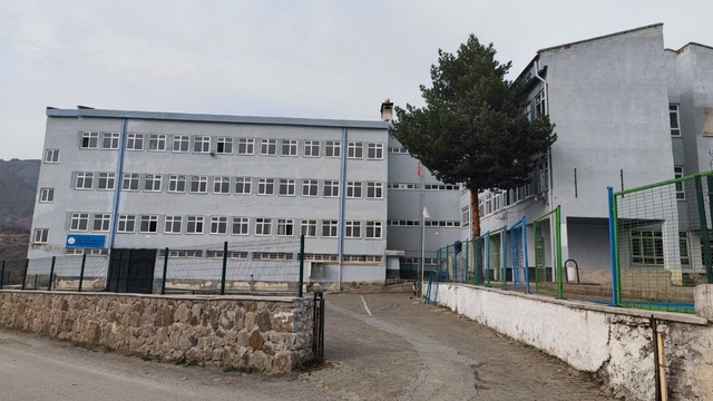 Oğuzlar Ortaokulu binasında yıkım çalışmaları başladı