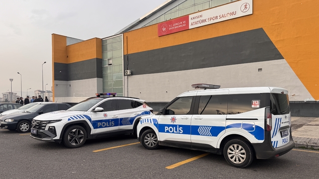 Kayseri'de voleybol turnuvasında taraftarlar arasında çıkan kavgada 3 öğrenci bıçakla yaralandı