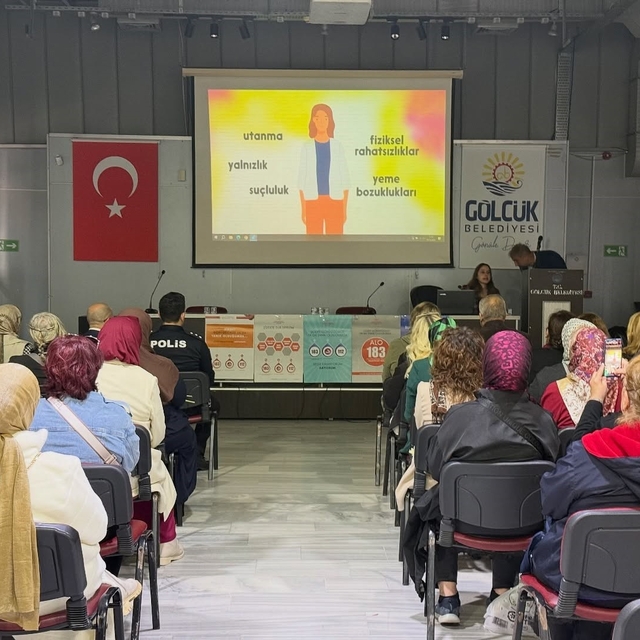 Gölcük'te kadına yönelik şiddete karşı farkındalık etkinliği düzenlendi