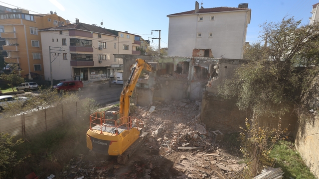 Çayırova'da metruk bina yıkıldı