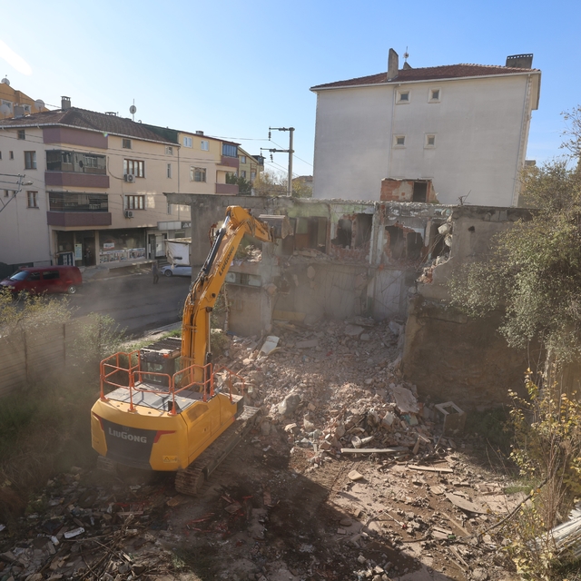 Çayırova'da metruk bina yıkıldı