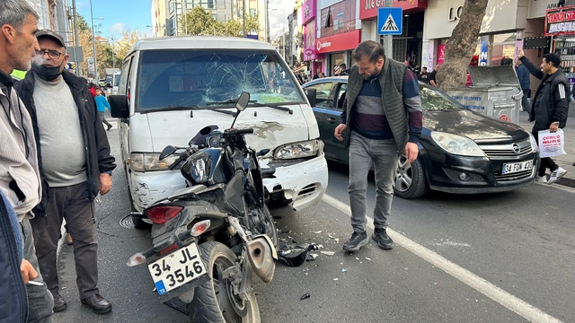 Sol şeritte seyreden motosikletli kamyonetle kafa kafaya çarpıştı: 2 yaralı