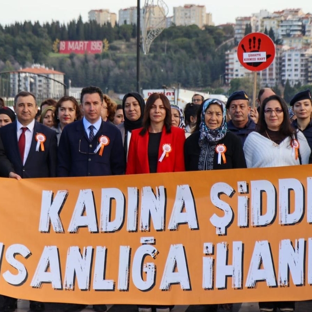 Çanakkale'de Kadına Yönelik Şiddete Karşı Uluslararası Mücadele Günü yürüyü...