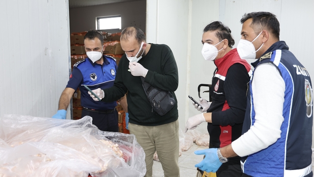 Antalya'da yaklaşık 25 ton bozuk tavuk ürünü ele geçirildi