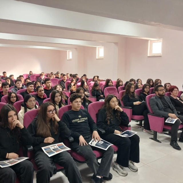 Gençler, 'Dijital Okuryazarlık ve Dezenformasyonla Mücadele' konularında bi...