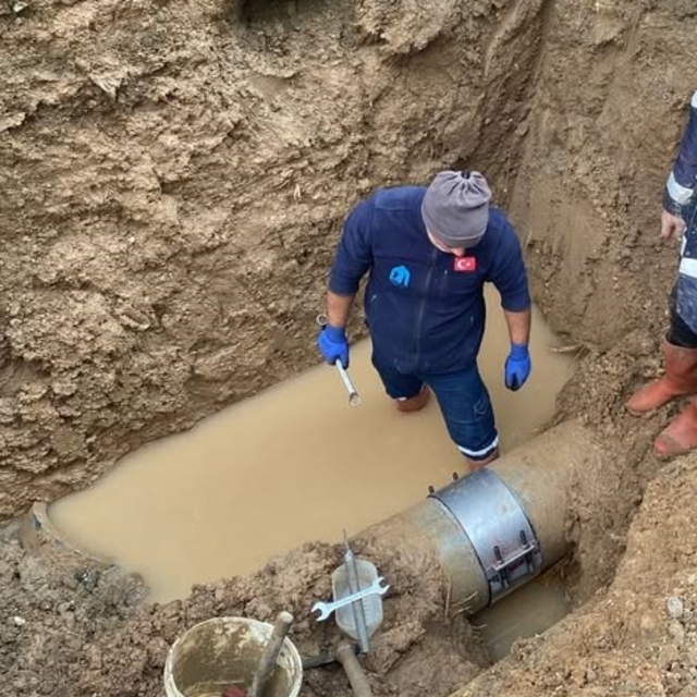 Merzifon'un eskiyen içme suyu hattı patlak verdi: Bir ayda 107 su arızası y...