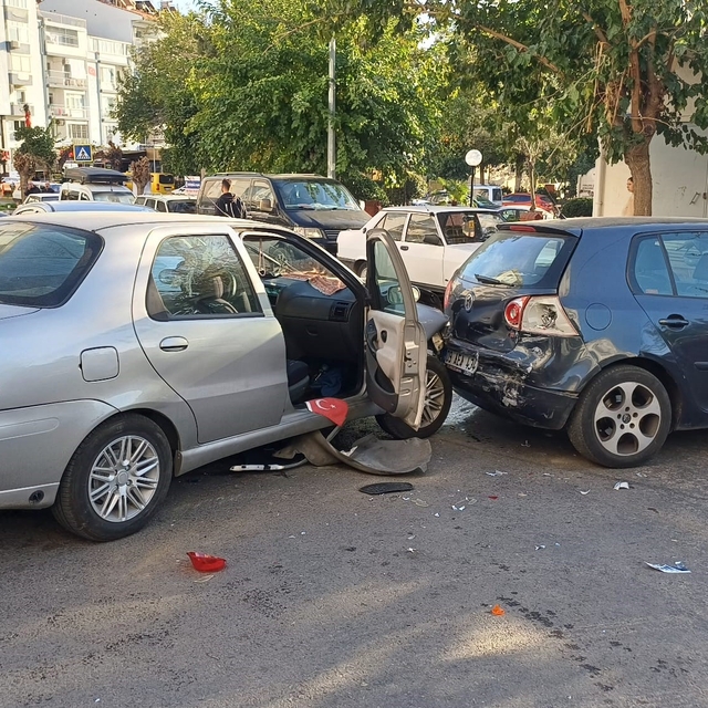 Freni tutmayan otomobil park halindeki araçlara çarptı: 1 yaralı