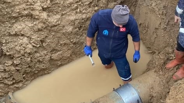 Merzifon'un eskiyen içme suyu hattı patlak verdi: Bir ayda 107 su arızası yaşandı