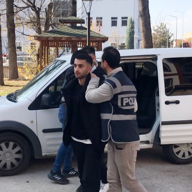 Telefonla aradıkları kadını 2 milyon lira dolandıran şüpheliler, tutuklandı...