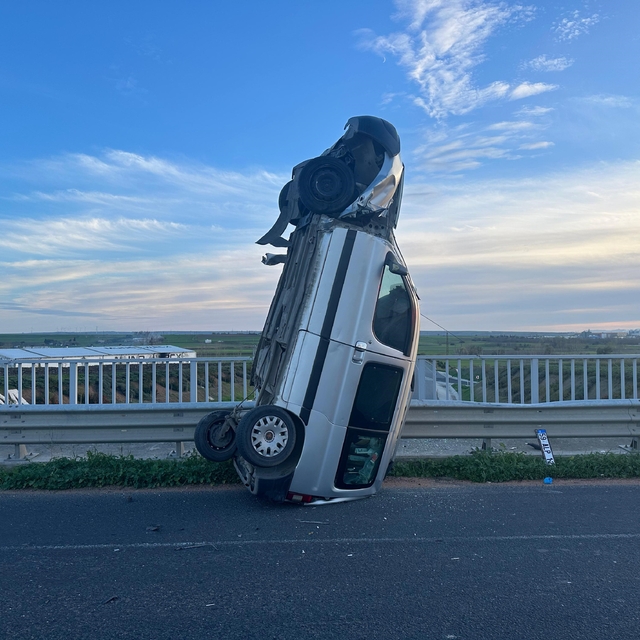 Tekirdağ'da ilginç kaza: Bariyere çarpan araç dik durdu, 2 kişi yaralandı