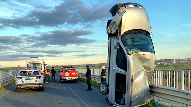 Bariyere çarpan hafif ticari araç, dik vaziyette kaldı: 2 yaralı