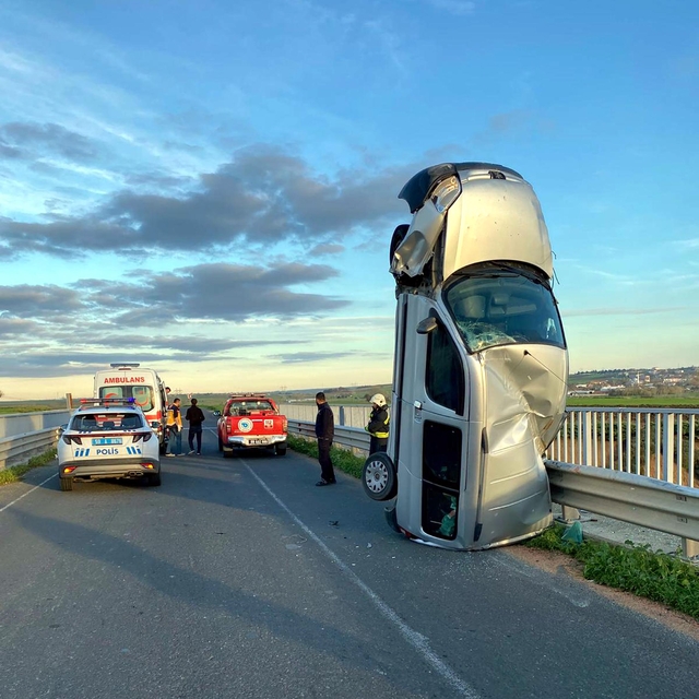 Bariyere çarpan hafif ticari araç, dik vaziyette kaldı: 2 yaralı