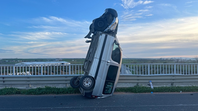 Tekirdağ'da ilginç kaza: Bariyere çarpan araç dik durdu, 2 kişi yaralandı