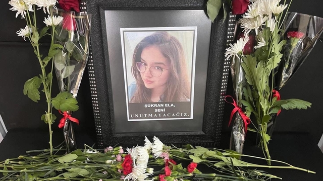 Kazada hayatını kaybeden Şükran'ın sınıfındaki sırasına arkadaşları çiçekler bıraktı