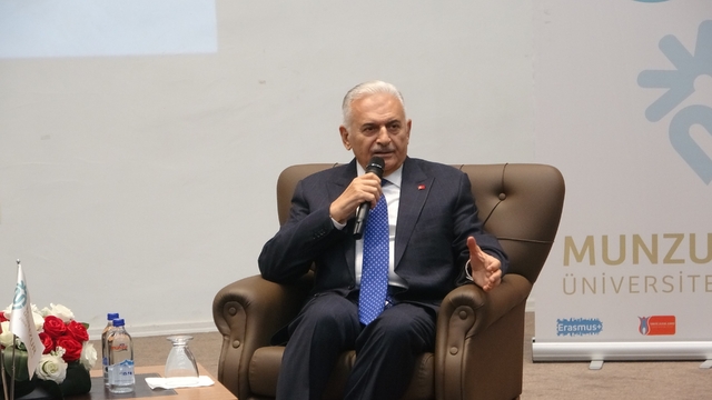 Binali Yıldırım: "Önümüzde büyük bir fırsat var, o fırsat Terörsüz Türkiye"
"Terörle siyaset olmaz. Terör insanlığı yok eden bir illettir"