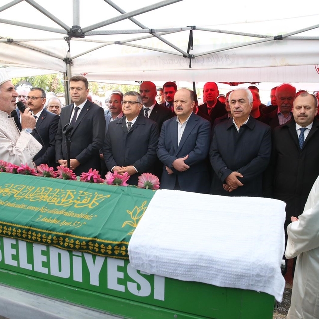 Vali Meftun Dallı'nın annesi toprağa verildi