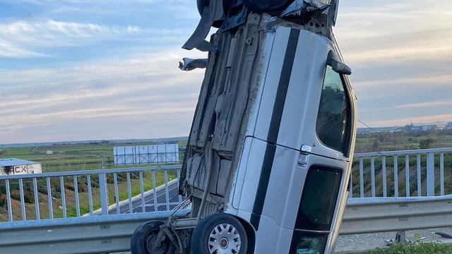 Tekirdağ'da kaza sonrası bagaj tarafı üzerinde dik kalan araçtaki 2 kişi yaralandı